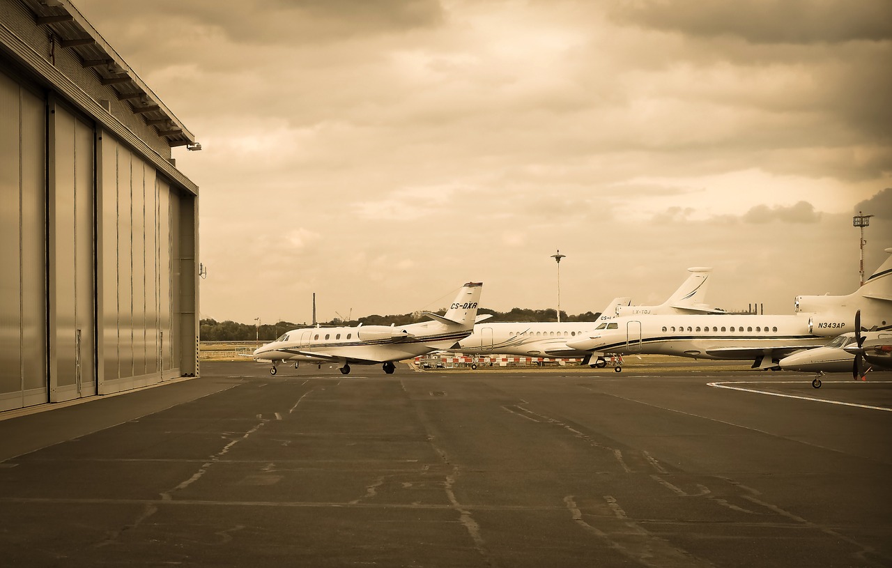 airport, planes, field-1767111.jpg